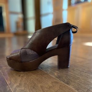 Brown open toe stacked sandal Size 9